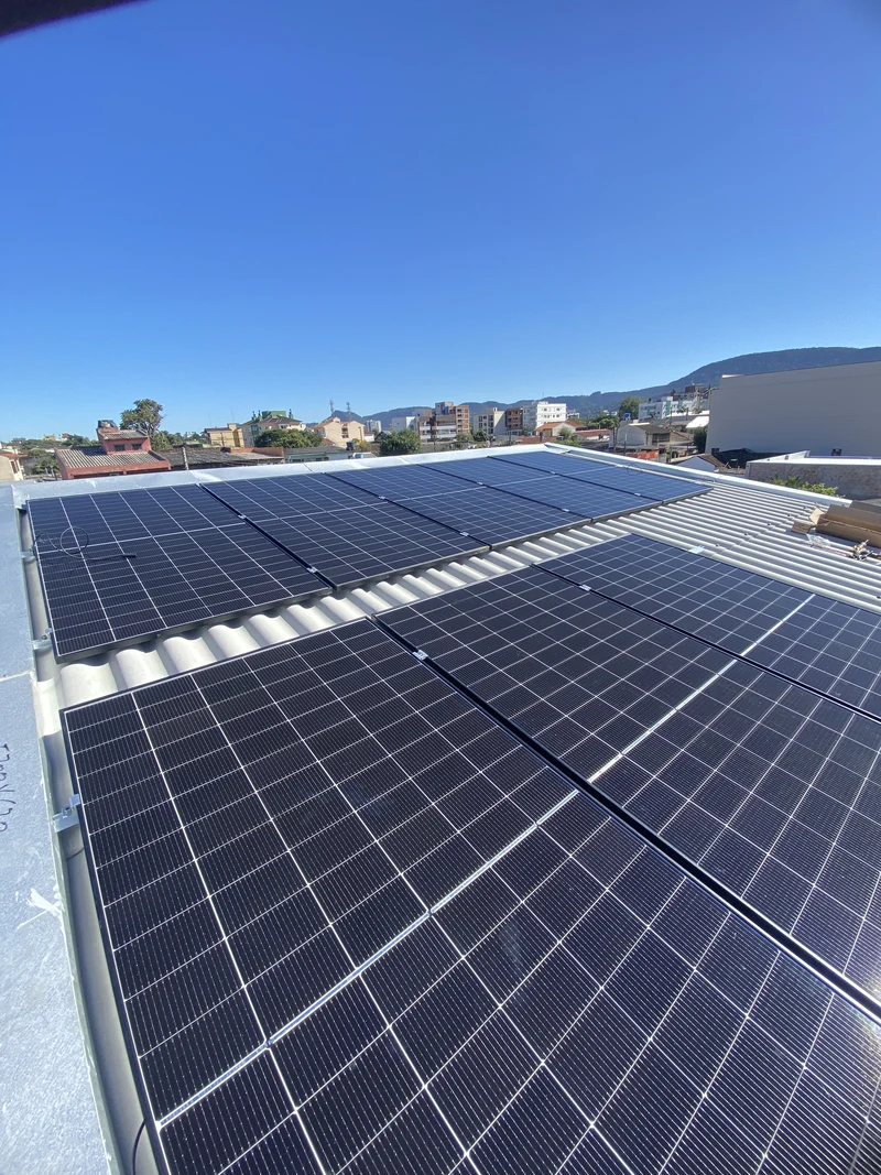 Conjunto de painéis fotovoltaicos sobre cobertura metálica